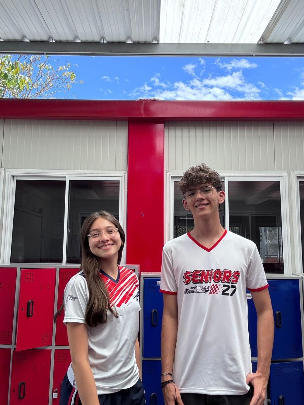 Claudia Elena Molina y Simón Vanegas frente a los casilleros del colegio